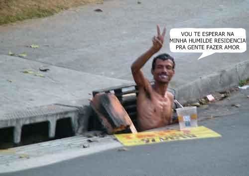 Homem na boca de lobo sorrindo